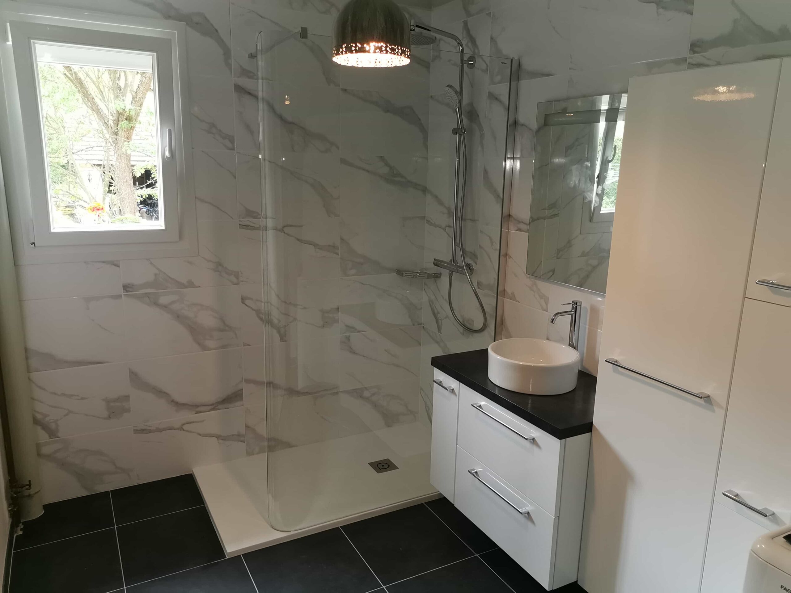 Salle de bain avec douche à l'italienne