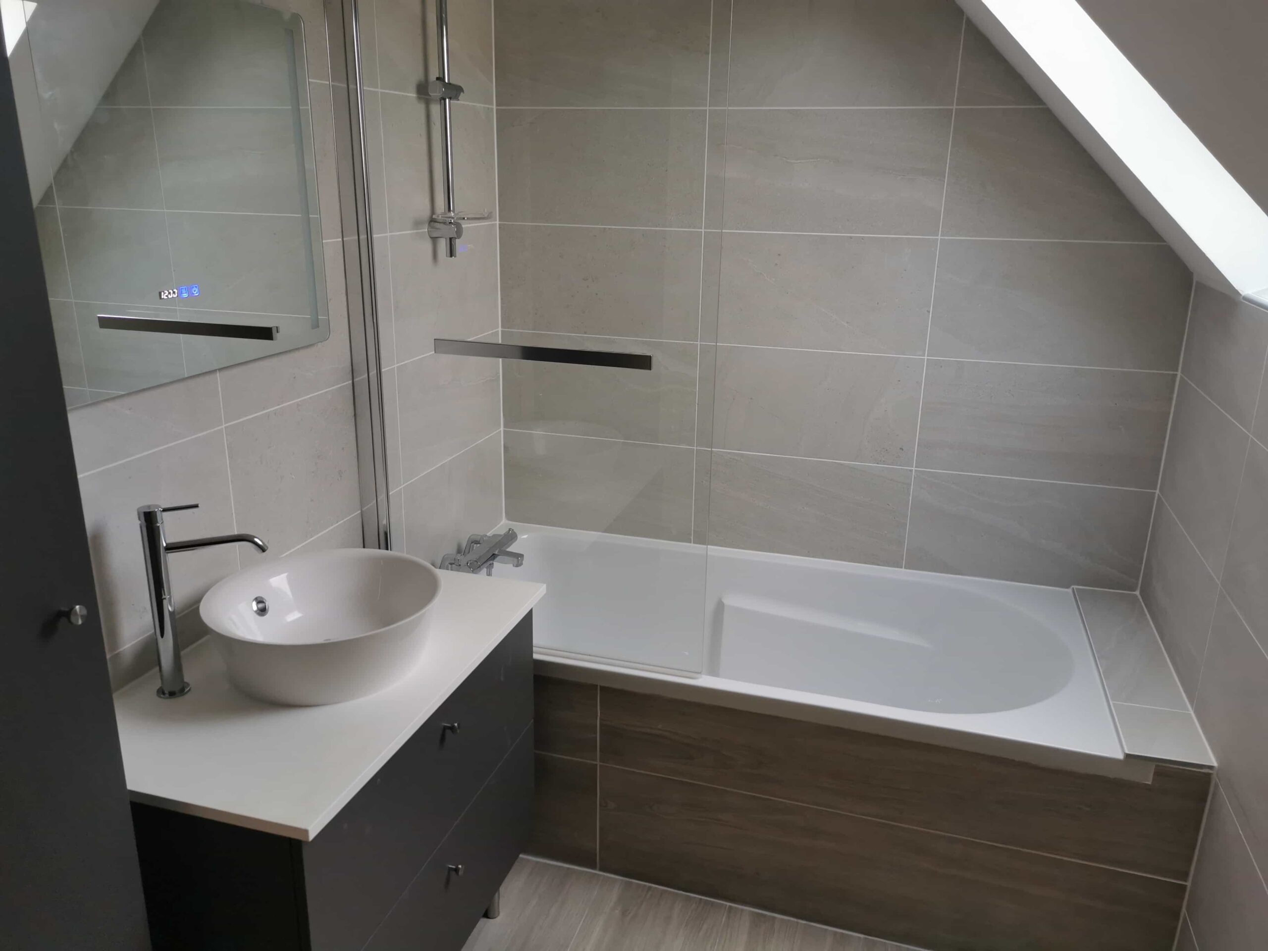 Salle de bain avec baignoire